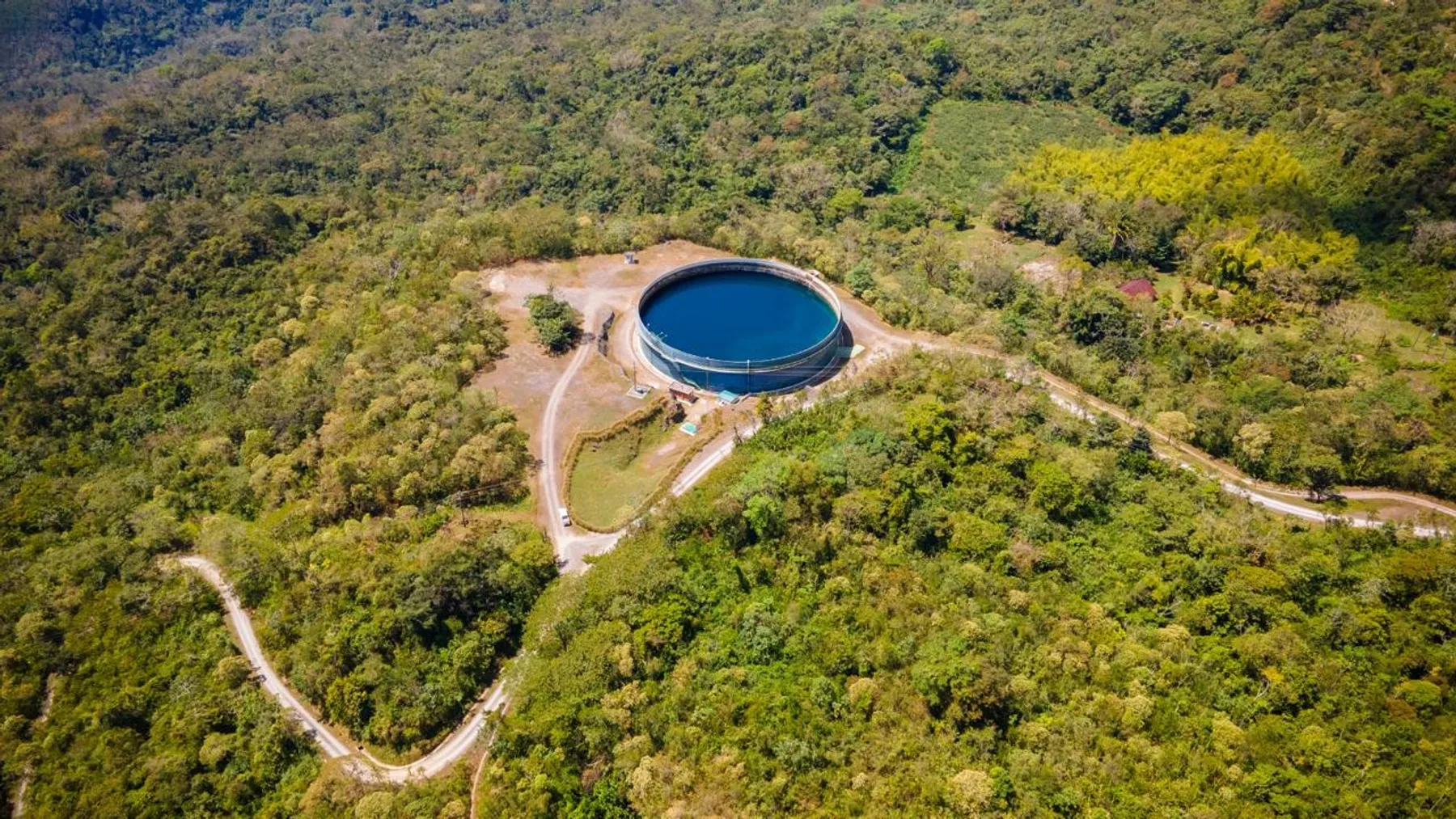 Vista aérea del tanque de regulación rodeado de bosque